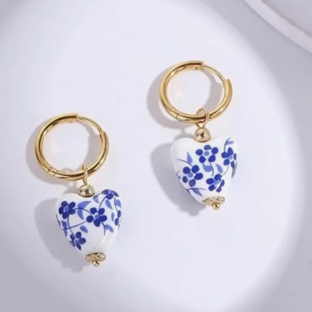 Blue & White Floral Pearl Heart with gold huggie hoop dangle earrings 💙🤍